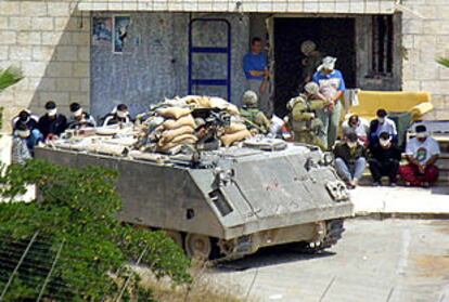 Varios soldados israelíes, ayer en Nablús, junto a un grupo de oficiales de la policía palestina detenidos.