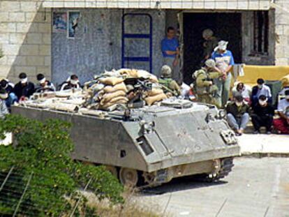 Varios soldados israelíes, ayer en Nablús, junto a un grupo de oficiales de la policía palestina detenidos.