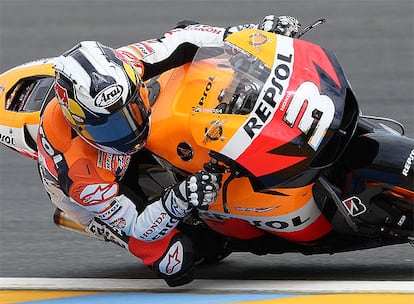 Dani Pedrosa le ha arrebatado la 'pole position' a su compatriota Jorge Lorenzo en su último intento de calificación. Su Honda ha sido la moto más rápida de toda la parrilla y llega a París para remontar puestos en las clasificación general (está cuarto igualado a puntos con Lorenzo).