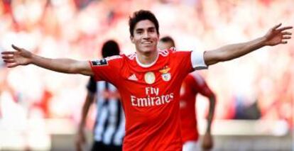Nico Gait&aacute;n festeja un gol jugando para el Benfica.