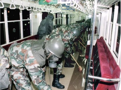 Soldados japoneses descontaminan un vagon de metro de Tokio tras el atentado.