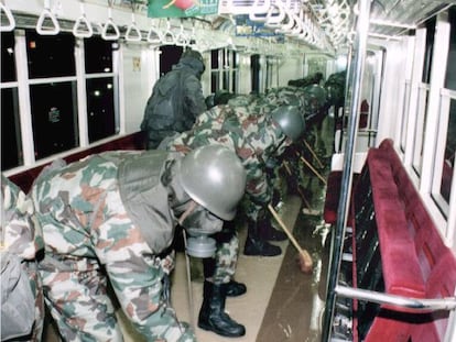 Soldados japoneses descontaminan un vagon de metro de Tokio tras el atentado. 