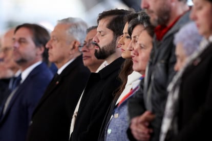 Gabriel Boric, presidente de Chile, ha encabezado este lunes una ceremonia en el Palacio de La Moneda con asistencia de mandatarios y exmandatarios extranjeros. En la imagen, Boric (al centro) cierra los ojos durante el minuto de silencio ofrecido por las víctimas de la dictadura. 
