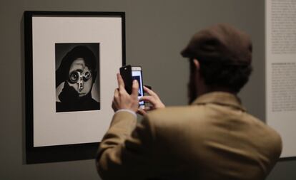 Un visitante fotografía una de las imágenes de la exposición, que muestra el cambio en la manera de percibir el mundo que impulsó la cámara Leica.