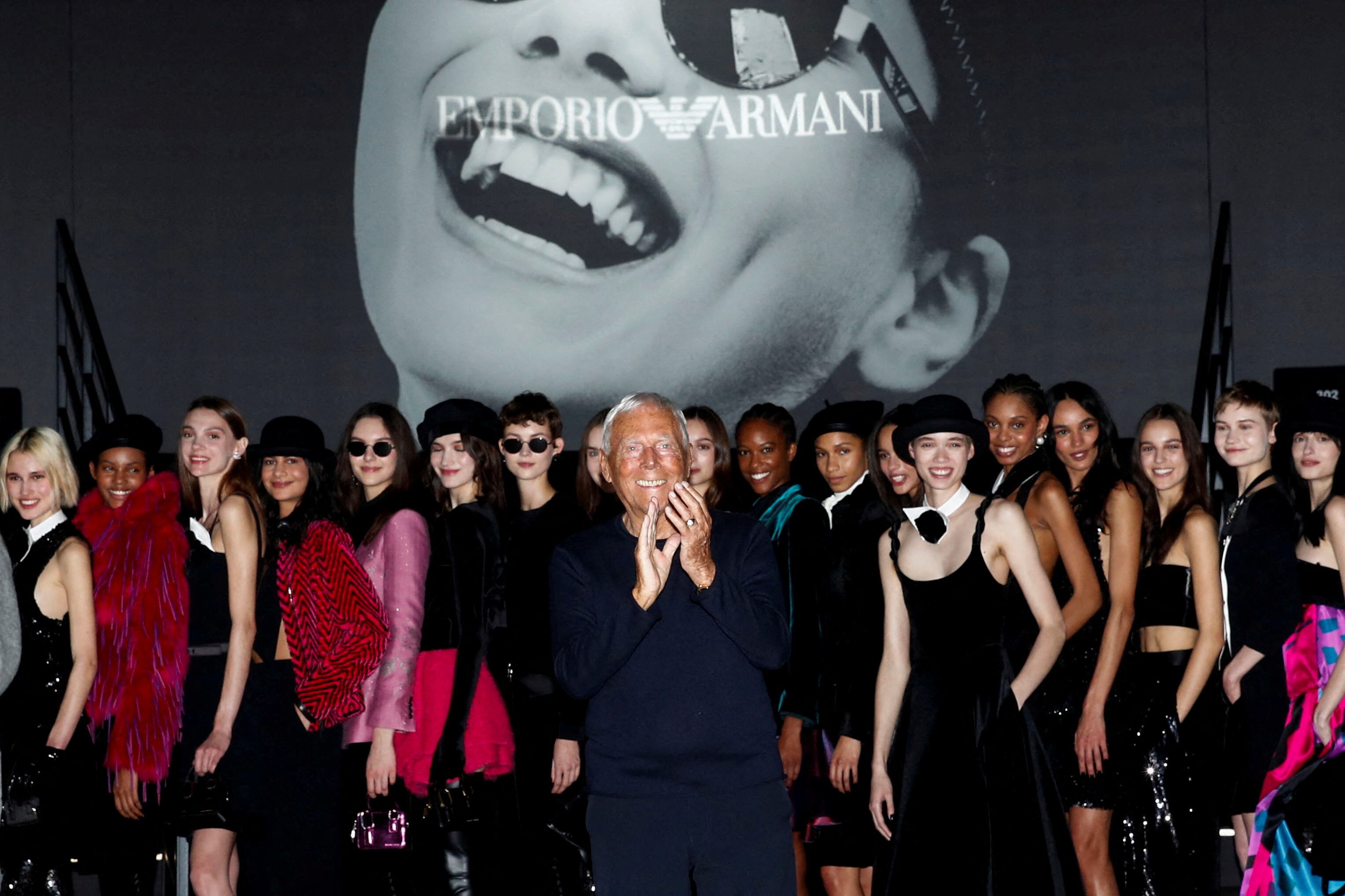 Giorgio Armani saluda al final de su desfile de Emporio Armani en Milán, el 23 de febrero de 2023.