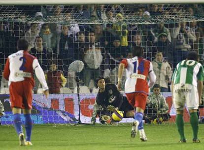 El meta del Atlético, Leo Franco, en el momento de detener el primero de los dos penaltis que paró y que lanzó Edu, con el número 10 en la camiseta.