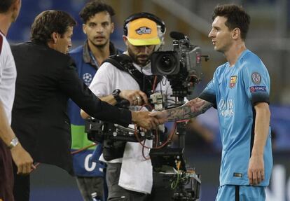 Rudi Garcia, entrenador de la Roma, saluda a Messi al finalizar el partido