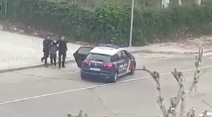 Captura del vídeo de una detención que ha sido muy difundida en redes.