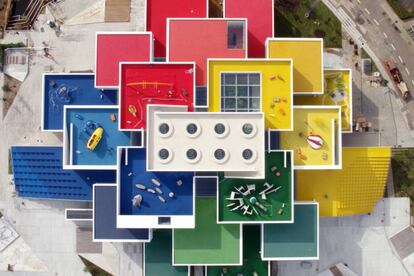 Bjarke Ingels, el arquitecto danés fundador del estudio BIG, es el autor de la nueva Lego House (Casa Lego), en Billund (Dinamarca), que hoy se abre al público. Ingels pensó su proyecto para que se pudiera ver desde un helicóptero (y que en Google Earth fuera una referencia inconfundible la perspectiva de terrazas que semejan los ladrillos de colores que fabrica la firma de juguetes de construcción). Las fachadas están recubiertas de azulejos blancos y las azoteas de brillantes colores. En los 21 bloques se desarrollarán actividades para niños y adultos. El espacio interior incluye una zona de exposición, áreas para construir con los bloques de plástico de Lego, un árbol levantado con 6.316.611 piezas, una galería con varios dinosaurios Lego multicolores de gran tamaño y otras esculturas, y un museo sobre la historia de la empresa, fundada en 1932. La entrada completa cuesta 26,75 euros (la plaza, el parque infantil, nueve terrazas y la zona hostelera y comercial son de entrada libre). El museo se une al cercano parque temático de la firma, que ofrece atracciones inspiradas en el mundo Lego.