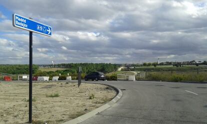 Rotonda al final de los barrios nuevos de Navalcarnero que debía enlazar con la A-5.