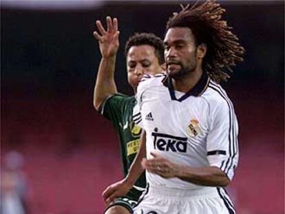 Karembeu en su etapa como jugador del madrid en 1999.