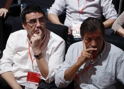 GRA089. MADRID, 17/06/17.- Mario Jiménez, portavoz de la Gestora del PSOE, y Javier Fernández, presidente de este órgano, esperan el comienzo del Congreso Federal del PSOE.