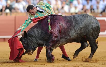 Antonio Ferrera, en la faena a su segundo toro, &#039;Mecanizado&#039;, ayer en la Maestranza.