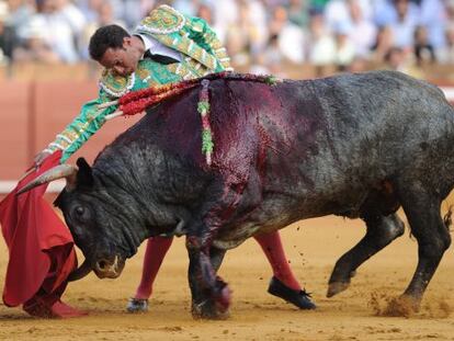 Antonio Ferrera, en la faena a su segundo toro, &#039;Mecanizado&#039;, ayer en la Maestranza.