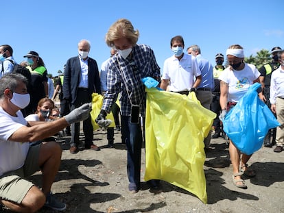 La Reina Doña Sofía (c) participa en la campaña '1m2 por las playas y los mares' del proyecto Libera con motivo del Día Internacional de la Limpieza de las Playas. En Rincón de la Victoria (Málaga, Andalucía, España), a 19 de septiembre de 2020.
19 SEPTIEMBRE 2020
Álex Zea / Europa Press
19/09/2020