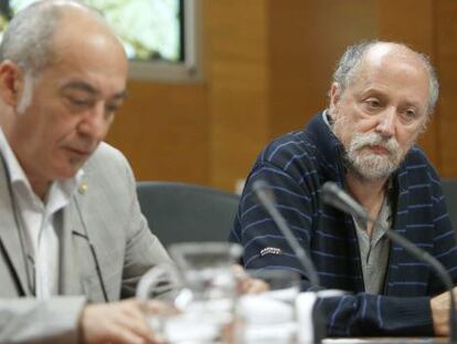 Martin Garitano, diputado general de Gipuzkoa, junto a Xabier Peñalver, director de las excavaciones de Praileaitz en la rueda de prensa de esta mañana.