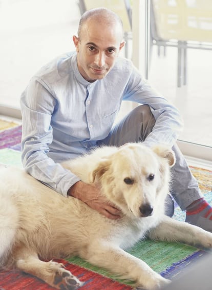 Harari acaricia a Pengo, un perro mestizo que él y su marido recogieron de la calle.