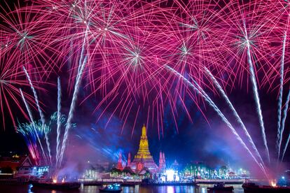 Fuegos artificiales explotan sobre el templo Wat Arun de Bangkok, Tailandia.