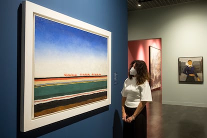 Una mujer observa la obra 'La carga de la caballeria roja', de Kazimir Malévich.