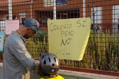 Los niños del colegio Constitución 1812 acudieron con chaleco y casco para protestar por las obras.