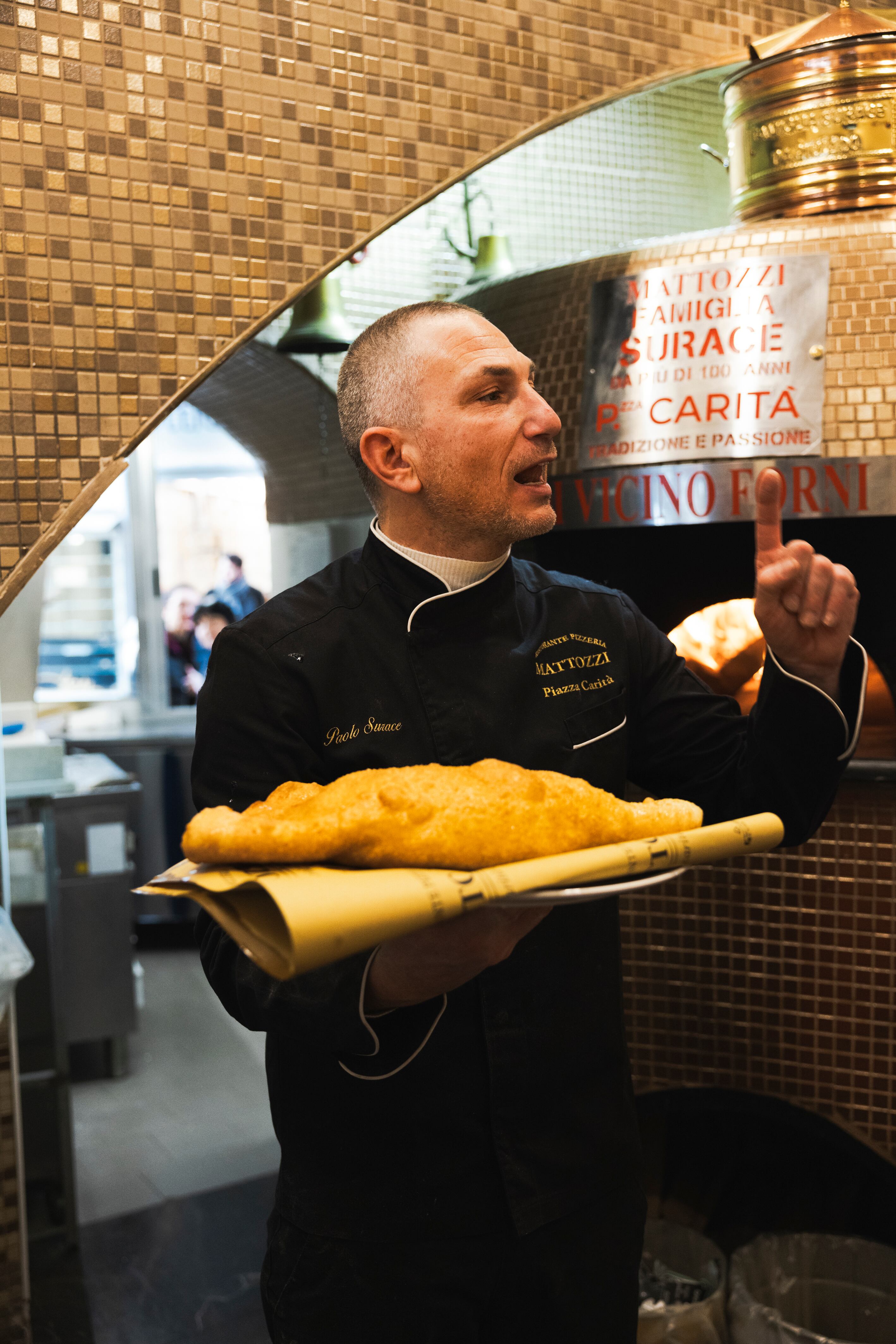 Paolo Surace saca una de sus extraordinarias pizzas fritas.