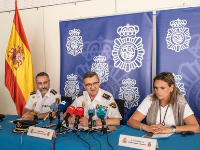 Rueda de prensa de la Policía Judicial de Cáceres para explicar la detención de los ladrones de 45 botellas de vino en el hotel-restaurante Atrio (Cáceres).