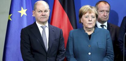 El ministro de Finanzas alemán, Olaf Scholz, junto a la canciller, Angela Merkel.