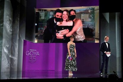 La directora Pilar Palomero (en la pantalla, en el centro) recibe el Goya al mejor guión original por 'Las Niñas'.