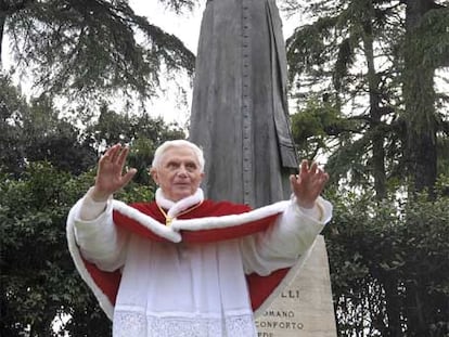 Ratzinger, ante la estatua de Pío XII en Roma.