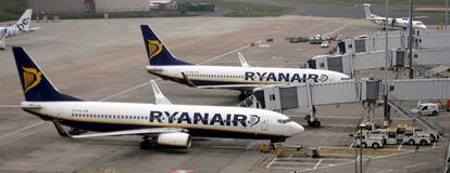 Aviones de las aerolíneas Ryaner en el aeropuerto internacional de Birmingham, (Reino Unido).
