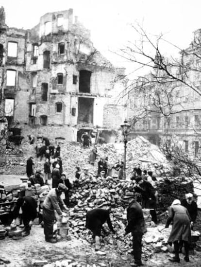 Desescombro de las ruinas de Dresde después del bombardeo, en 1945.