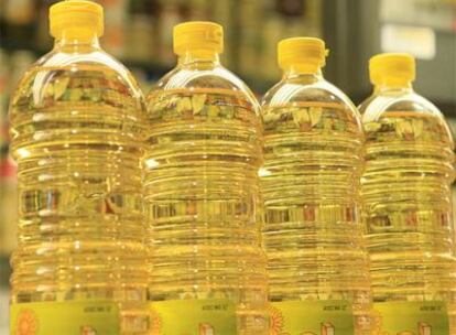 Botellas de aceite de girasol en un supermercado de Madrid.