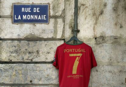 Una camiseta para la venta colgada fuera de un café en Lyon antes de la semifinal de la Eurocopa entre Portugal y Gales.