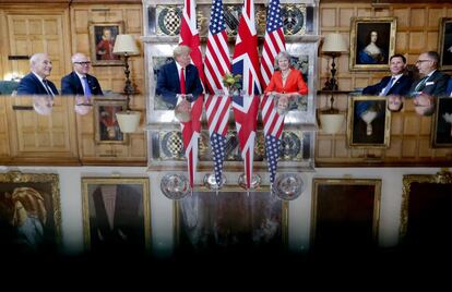 El presidente de EE. UU. Donald Trump, con la primera ministra británica, Theresa May, y miembros de su personal, durante su reunión en Chequers.