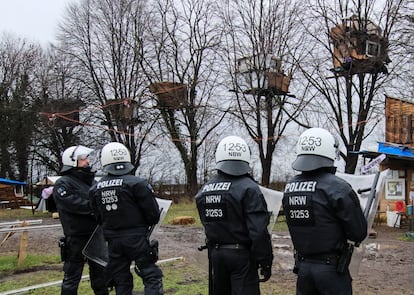 Agentes de la policía durante el desalojo de los activistas en Lüetzerath. 