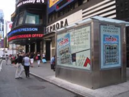 Puesto de venta de prensa de Cemusa en Nueva York.