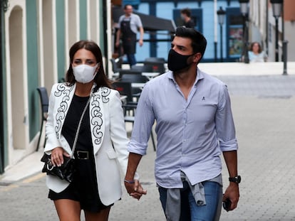 La actriz Paula Echevarria y Miguel Torres por las calles de Candas el pasado junio.