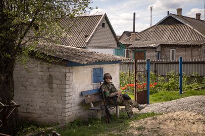 Un miembro del Ejército ucranio descansa el pasado 27 de abril en una aldea en primera línea en la región de Donetsk. 