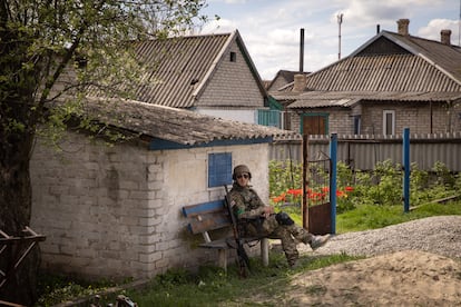 Un miembro del Ejército ucranio descansa el pasado 27 de abril en una aldea en primera línea en la región de Donetsk.