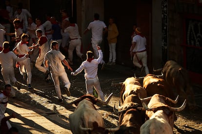 Los toros de la ganadería gaditana de Núñez del Cuvillo han abierto el primer encierro de los Sanfermines de 2022. En la foto, varios mozos corren delante de toros de Núñez del Cuvillo, este jueves.