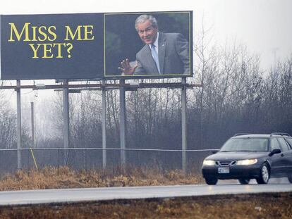 Cartel con la foto de Bush y la leyenda ¿Ya me echáis de menos?
