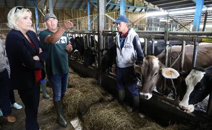 Marine Le Pen durante uma reunião com agricultores na ilha Reunião, departamento de ultramar francês no Índico, em março de 2019. 