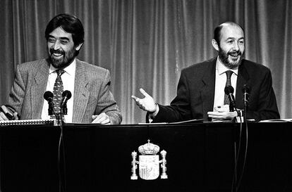11 de noviembre de 1994. Rueda de prensa tras el Consejo de Ministros, por parte de Alfredo Pérez Rubalcaba, portavoz del Gobierno, y Juan Alberto Belloch, ministro de Justicia e Interior.