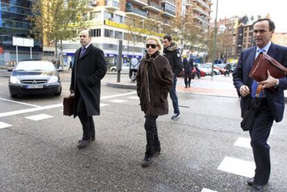 Marta Domínguez walks from the courts with her husband (behind) and her lawyer, José Rodríguez (left), last January.