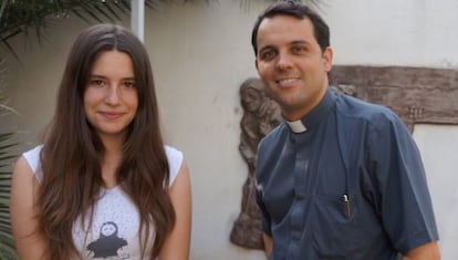 Elena López y el padre Julián en Ciempozuelos, un mes después de la final de la Liga.