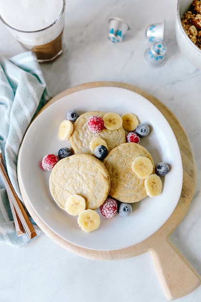 Tortitas de avena y canela con miel y frutas.