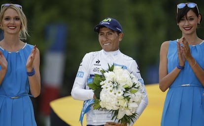 Nairo Quintana, en el podio del Tour, con el maillot de mejor joven 