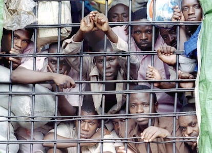 Prisioneros ruandeses en la prisión de Gitarama, en 1996.