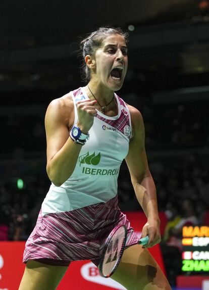 La jugadora española superó su estreno en el Campeonato del Mundo de bádminton que se está disputando en Tokio al batir a la canadiense Wen Yu Zhang en dos juegos por 21-16 y 21-14. La onubense, tricampeona del mundo y quinta cabeza de serie, volvía a las pistas dos meses después de una gira por Asia que no le fue demasiado bien, pero fue capaz de mostrar su calidad para deshacerse de su primera rival en la capital japonesa, donde se produjo también su retorno a una cita mundialista cuatro años después de colgarse su tercer oro, ya que las lesiones de rodilla le impidieron estar tanto en 2019 en Basilea (Suiza) como el año pasado en Huelva.