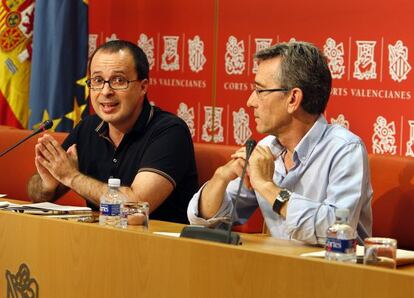 Los socialistas Julián López y Antonio Torres durante su comparecencia.